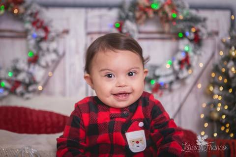 ensaio de natal bebê touca de papai noel 2019 brasilia df registrado pela fotógrafa letícia franco quarto do papai noel cama arvore guirlanda pijama carter's carters estêvão'