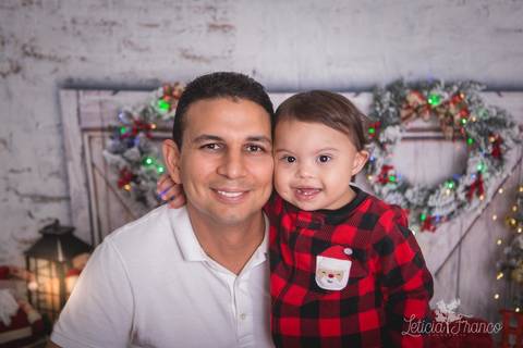 ensaio de natal bebê touca de papai noel 2019 brasilia df registrado pela fotógrafa letícia franco quarto do papai noel cama arvore guirlanda pijama carter's carters estêvão com papai humberto'