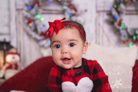 ensaio de natal bebê touca de papai noel 2019 brasilia df registrado pela fotógrafa letícia franco quarto do papai noel cama arvore guirlanda pijama carter's carters talita'