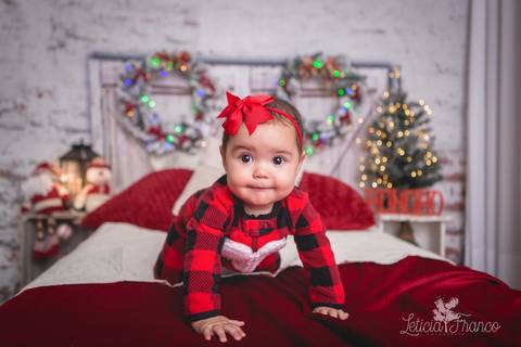 ensaio de natal bebê touca de papai noel 2019 brasilia df registrado pela fotógrafa letícia franco quarto do papai noel cama arvore guirlanda pijama carter's carters talita'