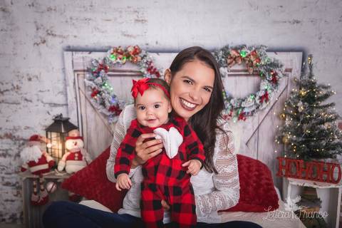 ensaio de natal bebê touca de papai noel 2019 brasilia df registrado pela fotógrafa letícia franco quarto do papai noel cama arvore guirlanda pijama carter's carters talita com mamãe france'