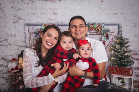 ensaio de natal bebê touca de papai noel 2019 brasilia df registrado pela fotógrafa letícia franco quarto do papai noel cama arvore guirlanda pijama carter's carters família estêvão talita irmãos pais filhos'