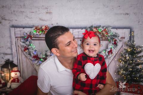 ensaio de natal bebê touca de papai noel 2019 brasilia df registrado pela fotógrafa letícia franco quarto do papai noel cama arvore guirlanda pijama carter's carters humberto com talita'