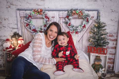 ensaio de natal bebê touca de papai noel 2019 brasilia df registrado pela fotógrafa letícia franco quarto do papai noel cama arvore guirlanda pijama carter's carters france com estêvão'