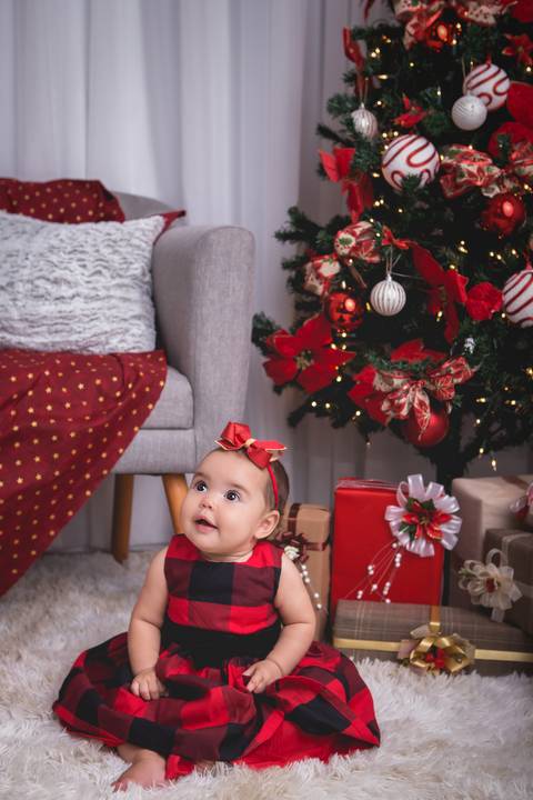 ensaio de natal bebê touca de papai noel 2019 brasilia df registrado pela fotógrafa letícia franco casa do papai noel sala arvore guirlanda roupa de papai noel talita vestido carters carter's'