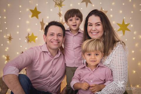estrelas bebê touca de papai noel 2019 brasilia df registrado pela fotógrafa letícia franco branco familia artur daniel sorrindo família mamãe e papai'
