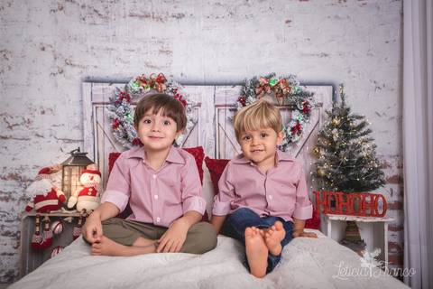 ensaio de natal bebê touca de papai noel 2019 brasilia df registrado pela fotógrafa letícia franco quarto do papai noel cama arvore guirlanda pijama carter's carters daniel e artur '