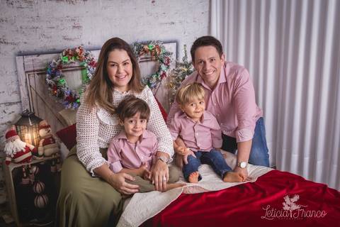 ensaio de natal bebê touca de papai noel 2019 brasilia df registrado pela fotógrafa letícia franco quarto do papai noel cama arvore guirlanda pijama carter's carters família daniel artur mamãe juliana'