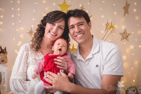 estrelas bebê touca de papai noel 2019 brasilia df registrado pela fotógrafa letícia franco branco familia família pais maria carolina bocejando'