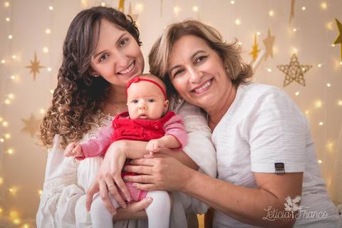 estrelas bebê touca de papai noel 2019 brasilia df registrado pela fotógrafa letícia franco branco familia avó e mamãe maria carolina'