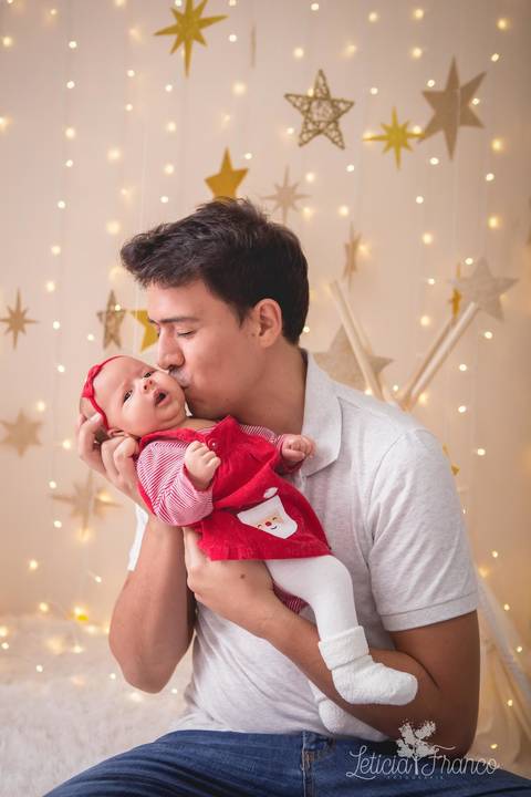 estrelas bebê touca de papai noel 2019 brasilia df registrado pela fotógrafa letícia franco branco familia papai beijando'