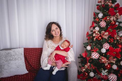 ensaio de natal bebê touca de papai noel 2019 brasilia df registrado pela fotógrafa letícia franco casa do papai noel sala arvore guirlanda roupa de papai noel maria carolina dormindo mamãe'