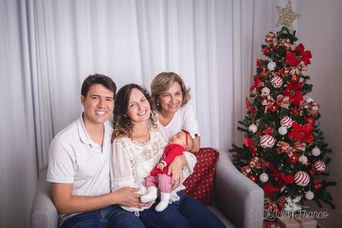 ensaio de natal bebê touca de papai noel 2019 brasilia df registrado pela fotógrafa letícia franco casa do papai noel sala arvore guirlanda roupa de papai noel maria carolina dormindo família pais avó'