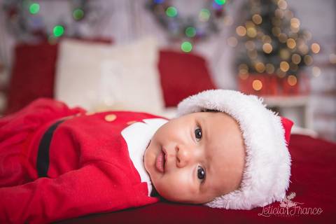ensaio de natal bebê touca de papai noel 2019 brasilia df registrado pela fotógrafa letícia franco quarto do papai noel cama arvore guirlanda pijama carter's carters touca gorro'