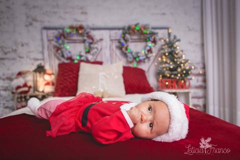 ensaio de natal bebê touca de papai noel 2019 brasilia df registrado pela fotógrafa letícia franco quarto do papai noel cama arvore guirlanda pijama carter's carters touca gorro'