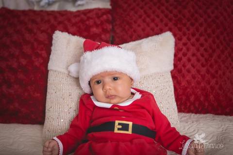 ensaio de natal bebê touca de papai noel 2019 brasilia df registrado pela fotógrafa letícia franco quarto do papai noel cama arvore guirlanda pijama carter's carters  maria carolina gorro'