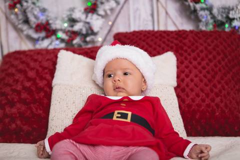 ensaio de natal bebê touca de papai noel 2019 brasilia df registrado pela fotógrafa letícia franco quarto do papai noel cama arvore guirlanda pijama carter's carters gorro touca'