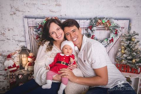 ensaio de natal bebê touca de papai noel 2019 brasilia df registrado pela fotógrafa letícia franco quarto do papai noel cama arvore guirlanda pijama carter's carters gorro touca pais maria carolina'