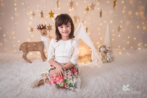 estrelas bebê touca de papai noel 2019 brasilia df registrado pela fotógrafa letícia franco branco familia maria helena fazendo pose com as mãos no joelho'