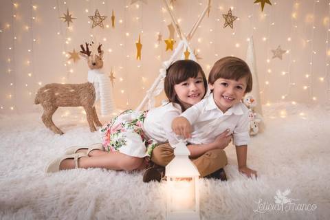 estrelas bebê touca de papai noel 2019 brasilia df registrado pela fotógrafa letícia franco branco familia irmãos irmã abraçando maria helena o irmão lucas'