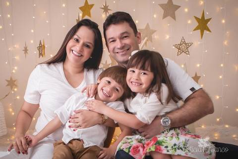 estrelas bebê touca de papai noel 2019 brasilia df registrado pela fotógrafa letícia franco branco familia se abraçando felizes'