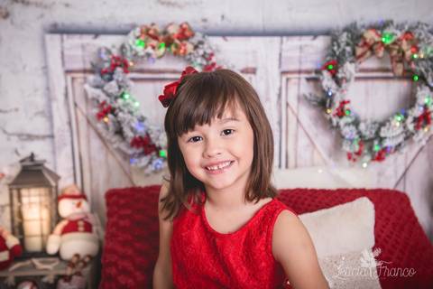 ensaio de natal bebê touca de papai noel 2019 brasilia df registrado pela fotógrafa letícia franco quarto do papai noel cama arvore guirlanda pijama carter's carters maria helena'