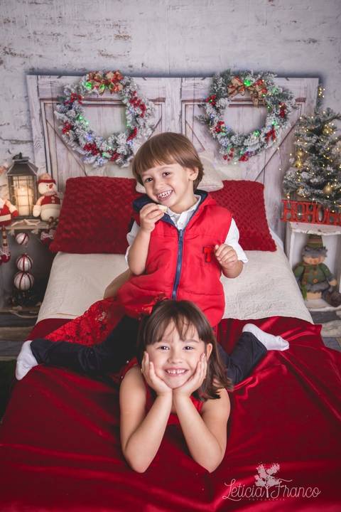 ensaio de natal bebê touca de papai noel 2019 brasilia df registrado pela fotógrafa letícia franco quarto do papai noel cama arvore guirlanda pijama carter's carters maria helena fazendo pose irmão lucas em cima'