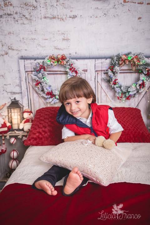 ensaio de natal bebê touca de papai noel 2019 brasilia df registrado pela fotógrafa letícia franco quarto do papai noel cama arvore guirlanda pijama carter's carters lucas brincando'