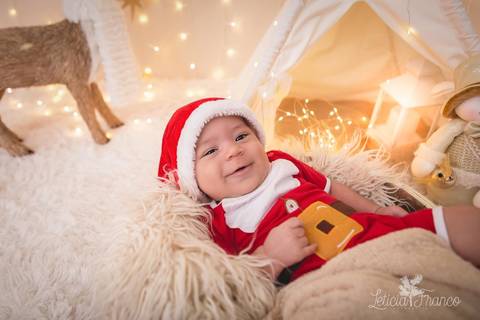 estrelas bebê touca de papai noel 2019 brasilia df registrado pela fotógrafa letícia franco branco familia 3 meses sorrindo '