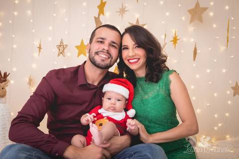 estrelas bebê touca de papai noel 2019 brasilia df registrado pela fotógrafa letícia franco branco familia papai bruno mamãe rayssa e pequeno romero de 3 meses'
