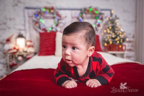 ensaio de natal bebê touca de papai noel 2019 brasilia df registrado pela fotógrafa letícia franco quarto do papai noel cama arvore guirlanda pijama carter's carters romero de bruços 3 meses'