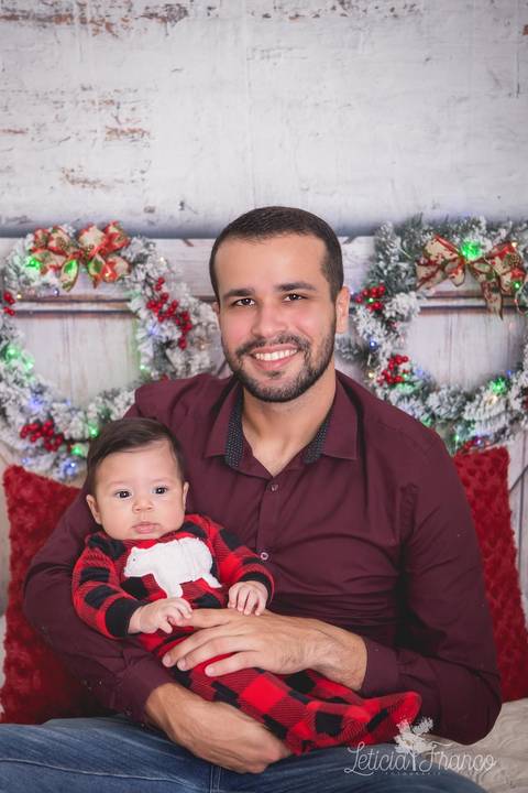 ensaio de natal bebê touca de papai noel 2019 brasilia df registrado pela fotógrafa letícia franco quarto do papai noel cama arvore guirlanda pijama carter's carters papai bruno com pequeno romero de 3 meses'