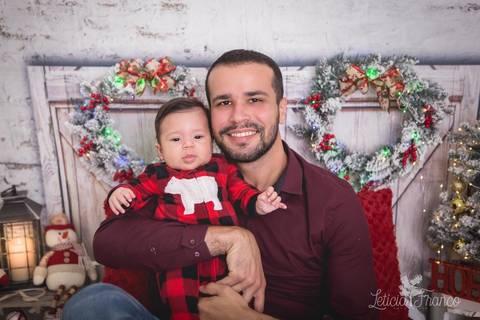 ensaio de natal bebê touca de papai noel 2019 brasilia df registrado pela fotógrafa letícia franco quarto do papai noel cama arvore guirlanda pijama carter's carters papai bruno segurando o romero de 3 meses no colo'