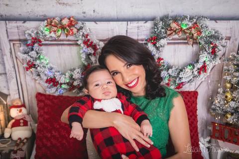 ensaio de natal bebê touca de papai noel 2019 brasilia df registrado pela fotógrafa letícia franco quarto do papai noel cama arvore guirlanda pijama carter's carters mamãe rayssa com pequeno romero no colo'