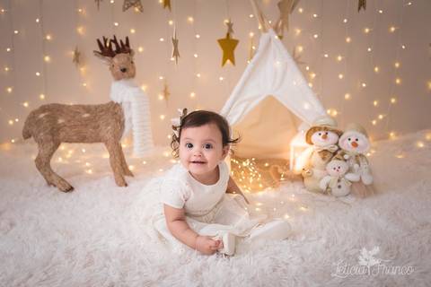 estrelas bebê touca de papai noel 2019 brasilia df registrado pela fotógrafa letícia franco branco familia antonella toda de branco 8 meses'