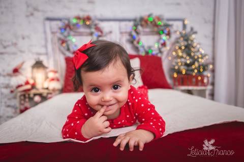 ensaio de natal bebê touca de papai noel 2019 brasilia df registrado pela fotógrafa letícia franco quarto do papai noel cama arvore guirlanda pijama carter's carters antonella de 8 meses de bruços'