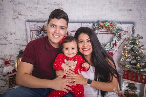 ensaio de natal bebê touca de papai noel 2019 brasilia df registrado pela fotógrafa letícia franco quarto do papai noel cama arvore guirlanda pijama carter's carters família papai wdson papai nayara filha antonella 8 meses'