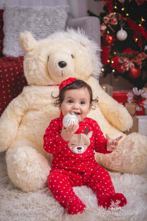 ensaio de natal bebê touca de papai noel 2019 brasilia df registrado pela fotógrafa letícia franco casa do papai noel sala arvore guirlanda roupa de papai noel urso ursão bola de natal '