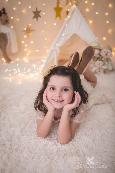 estrelas bebê touca de papai noel 2019 brasilia df registrado pela fotógrafa letícia franco branco familia jade 5 anos fazendo pose'