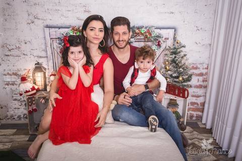 ensaio de natal bebê touca de papai noel 2019 brasilia df registrado pela fotógrafa letícia franco quarto do papai noel cama arvore guirlanda pijama carter's carters família unida pais filhos irmãosirmã irmão priscila junior jade e dante'