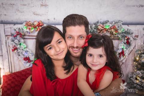 ensaio de natal bebê touca de papai noel 2019 brasilia df registrado pela fotógrafa letícia franco quarto do papai noel cama arvore guirlanda pijama carter's carters primas sobrinha filha livia jade junior'