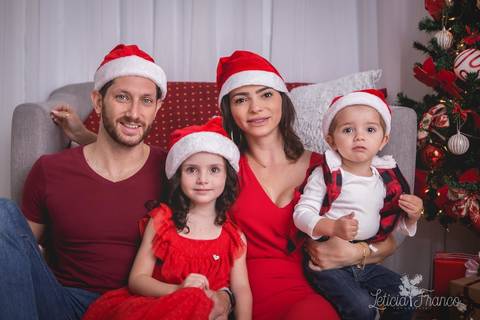 ensaio de natal bebê touca de papai noel 2019 brasilia df registrado pela fotógrafa letícia franco casa do papai noel sala arvore guirlanda roupa de papai noel família com gorro touca'