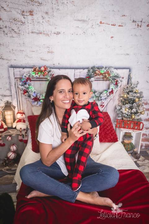 ensaio de natal bebê touca de papai noel 2019 brasilia df registrado pela fotógrafa letícia franco quarto do papai noel cama arvore guirlanda pijama carter's carters mamãe karol com bebê joaquim'