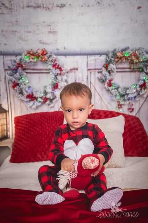 ensaio de natal bebê touca de papai noel 2019 brasilia df registrado pela fotógrafa letícia franco quarto do papai noel cama arvore guirlanda pijama carter's carters bebê joaquim sentado'