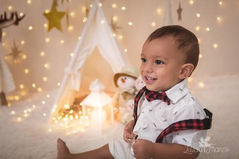 estrelas bebê touca de papai noel 2019 brasilia df registrado pela fotógrafa letícia franco branco familia joaquim com suspensório e gravata borboleta sorrindo'
