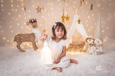 estrelas bebê touca de papai noel 2019 brasilia df registrado pela fotógrafa letícia franco branco familia alice com a lampada'