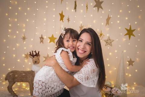 estrelas bebê touca de papai noel 2019 brasilia df registrado pela fotógrafa letícia franco branco familia alice com a mamãe paula'