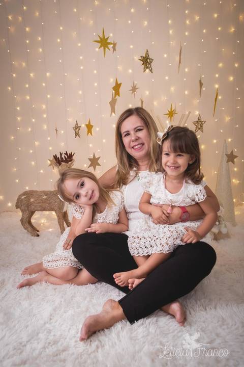 estrelas bebê touca de papai noel 2019 brasilia df registrado pela fotógrafa letícia franco branco familia vovó ana com laura e alice'