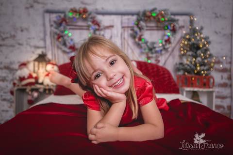 ensaio de natal bebê touca de papai noel 2019 brasilia df registrado pela fotógrafa letícia franco quarto do papai noel cama arvore guirlanda pijama carter's carters laura fazendo pose'