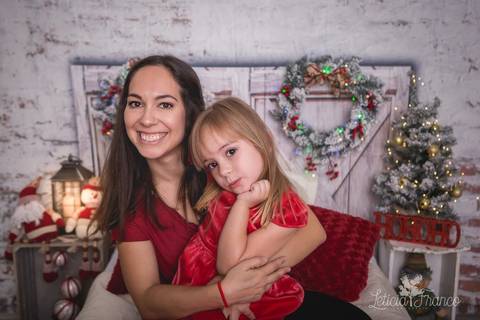 ensaio de natal bebê touca de papai noel 2019 brasilia df registrado pela fotógrafa letícia franco quarto do papai noel cama arvore guirlanda pijama carter's carters  mamãe renata com laura'